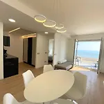 Modern Seafront Flat With Stunning Views شقة