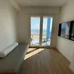 Modern Seafront Flat With Stunning Views *