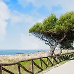 Modern Seafront Flat With Stunning Views بيبيوني