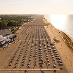Modern Seafront Flat With Stunning Views بيبيوني