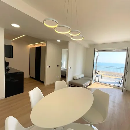 Modern Seafront Flat With Stunning Views Lejlighed