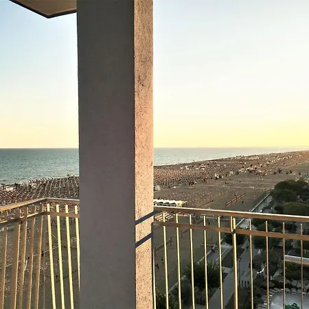 Modern Seafront Flat With Stunning Views شقة *
