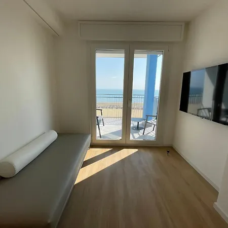 Modern Seafront Flat With Stunning Views *